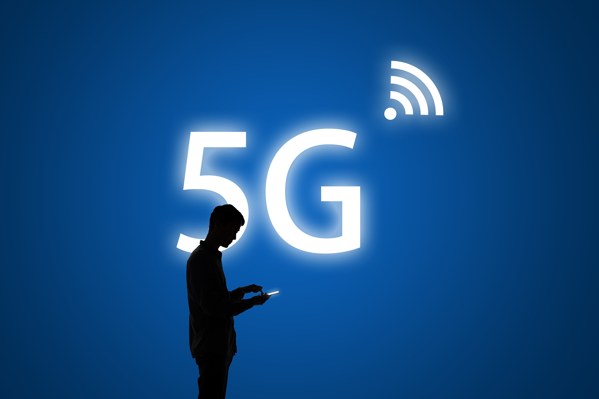 你可以为我改写以下文稿为英文吗要求降低词汇难度There have been some concerns raised about the deployment of 5G technology in China particularly around security and privacy Some critics have raised concerns that Chinese telec