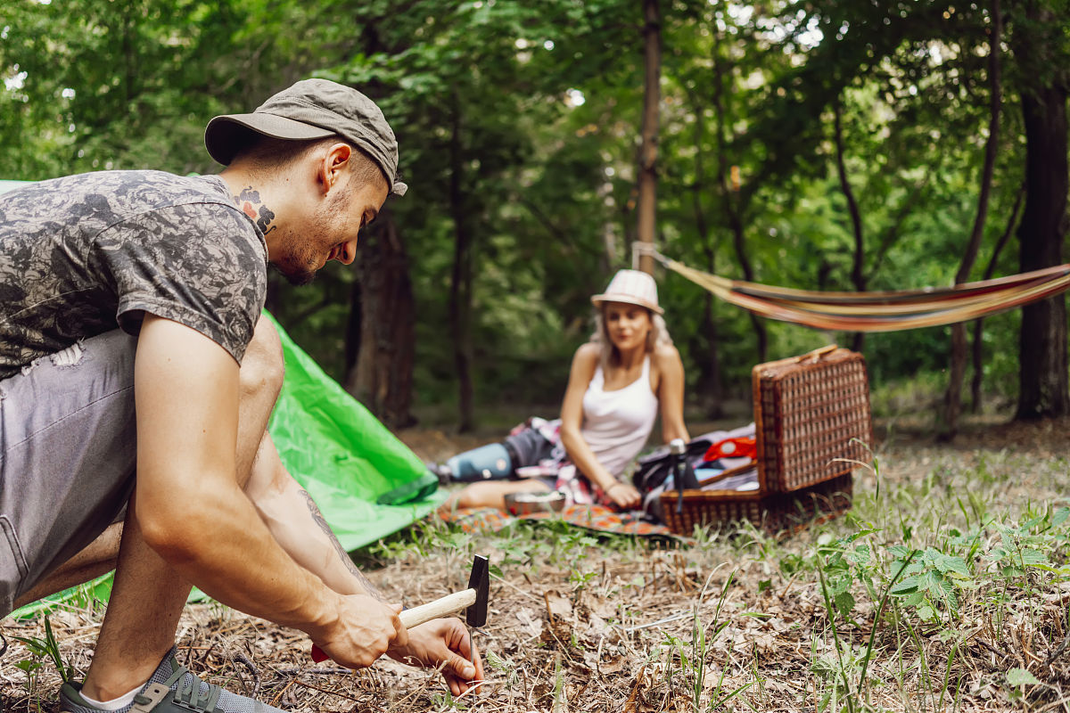 以《我们来了》：明星们的户外生存挑战为题写一篇1200字文章