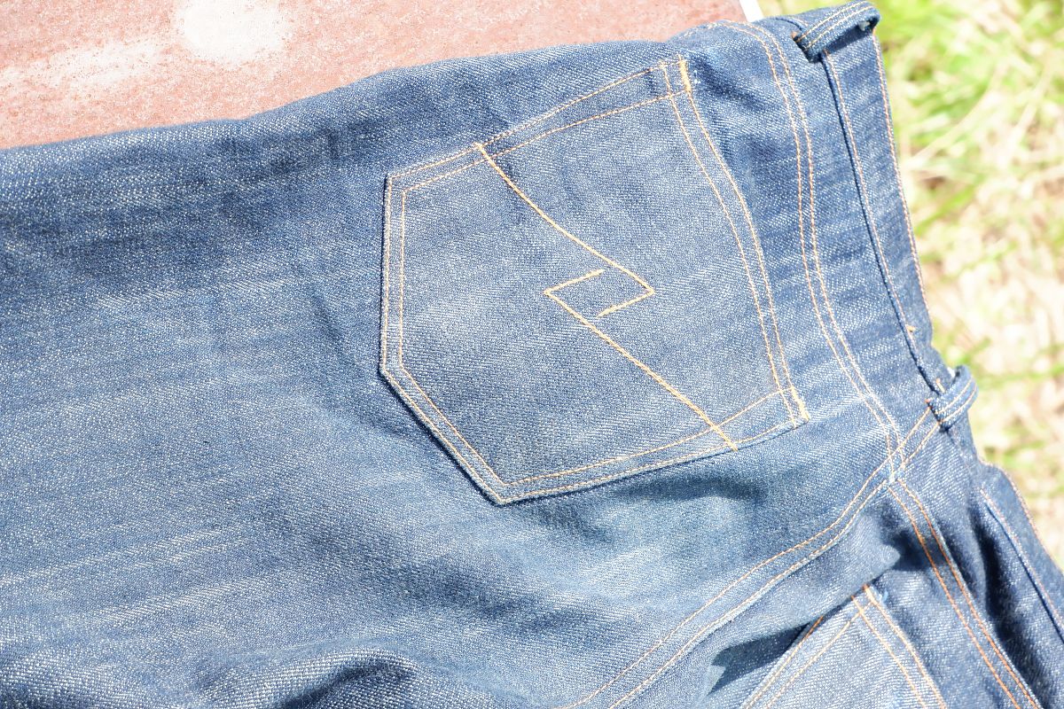 写一个团购牛仔裤营销文案分三部分产品介绍价格说明售后服务