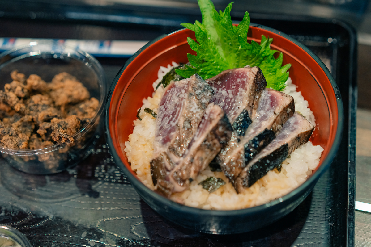 帮我写100字的日料评价菜品如下：芝士豆腐黑醋炸鸡鳗鱼饭猫爪布丁照烧鸡肉沙拉美乃滋大虾