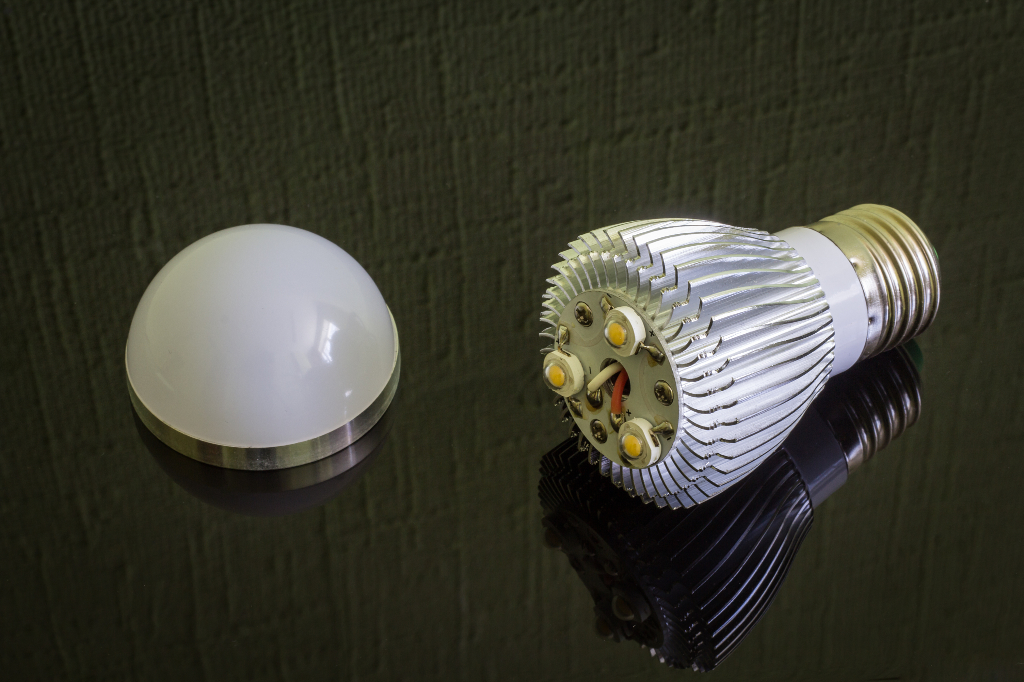 电动车大灯由哪些构造组成