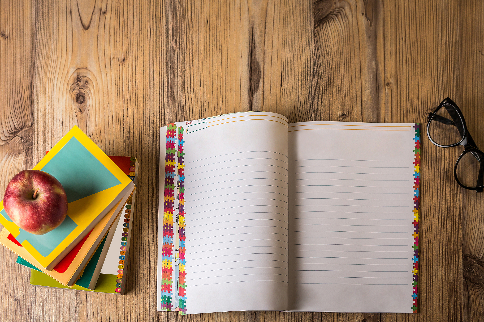 这篇文章的体裁是什么我以前没有眼镜但我看到身边的中学生、成年人脸上都挂着眼镜于是我小时候特别希望自己能有一副眼镜。为此小时候的我制定了一个计划想方设法的去获得一副眼镜记得是在13年我第一次向母亲提出要求：妈妈我想要一副眼镜。我用我能想到的最真诚的眼神望着她他被我突如其来的要求搞得有些窘迫想必也是在当时眼镜可不算我这种人家能多负担起的东西更何况是在深圳。所以这要求不仅仅是显得无理更显得异想天开。面对