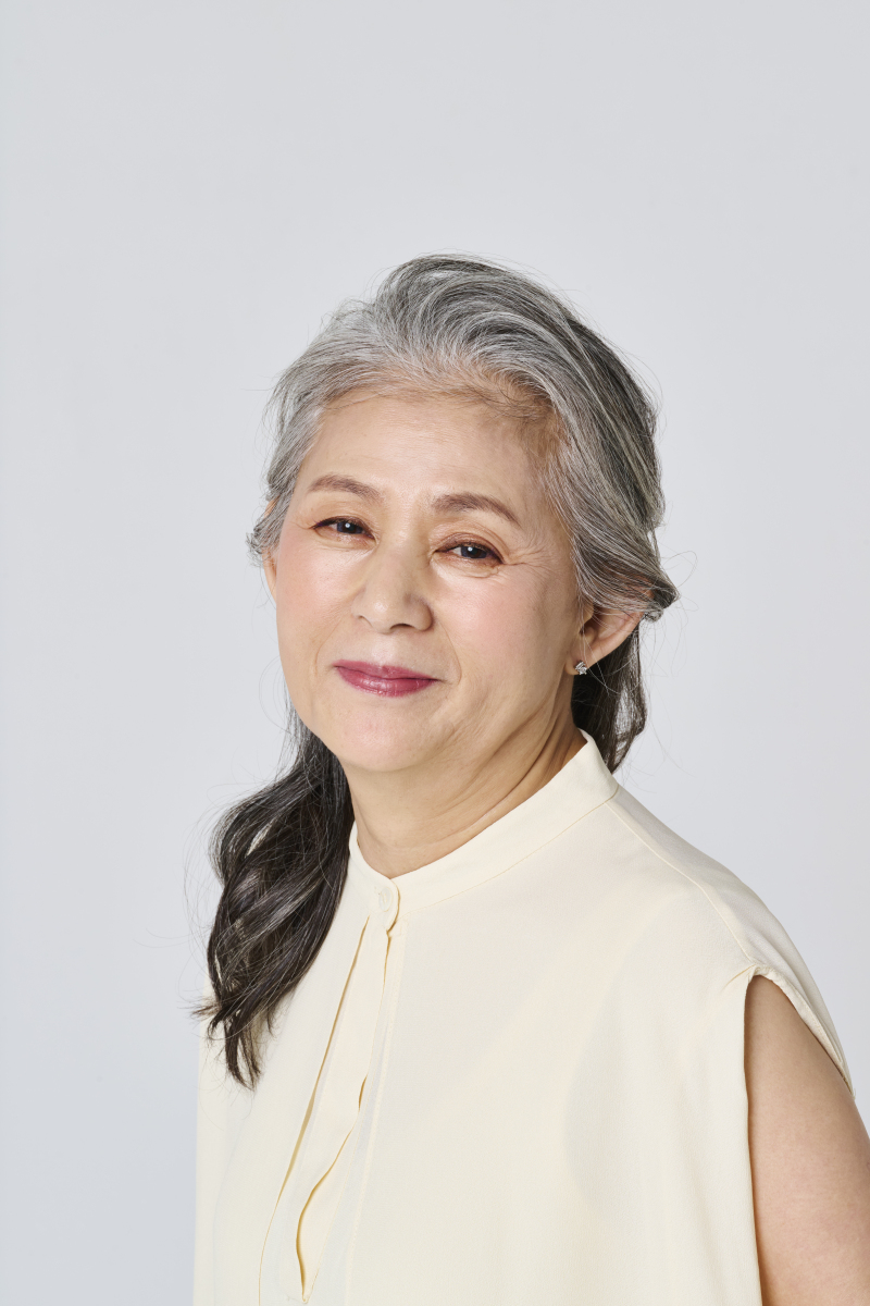 请描写一位65岁身体硬朗善良慈祥的老婆婆外貌