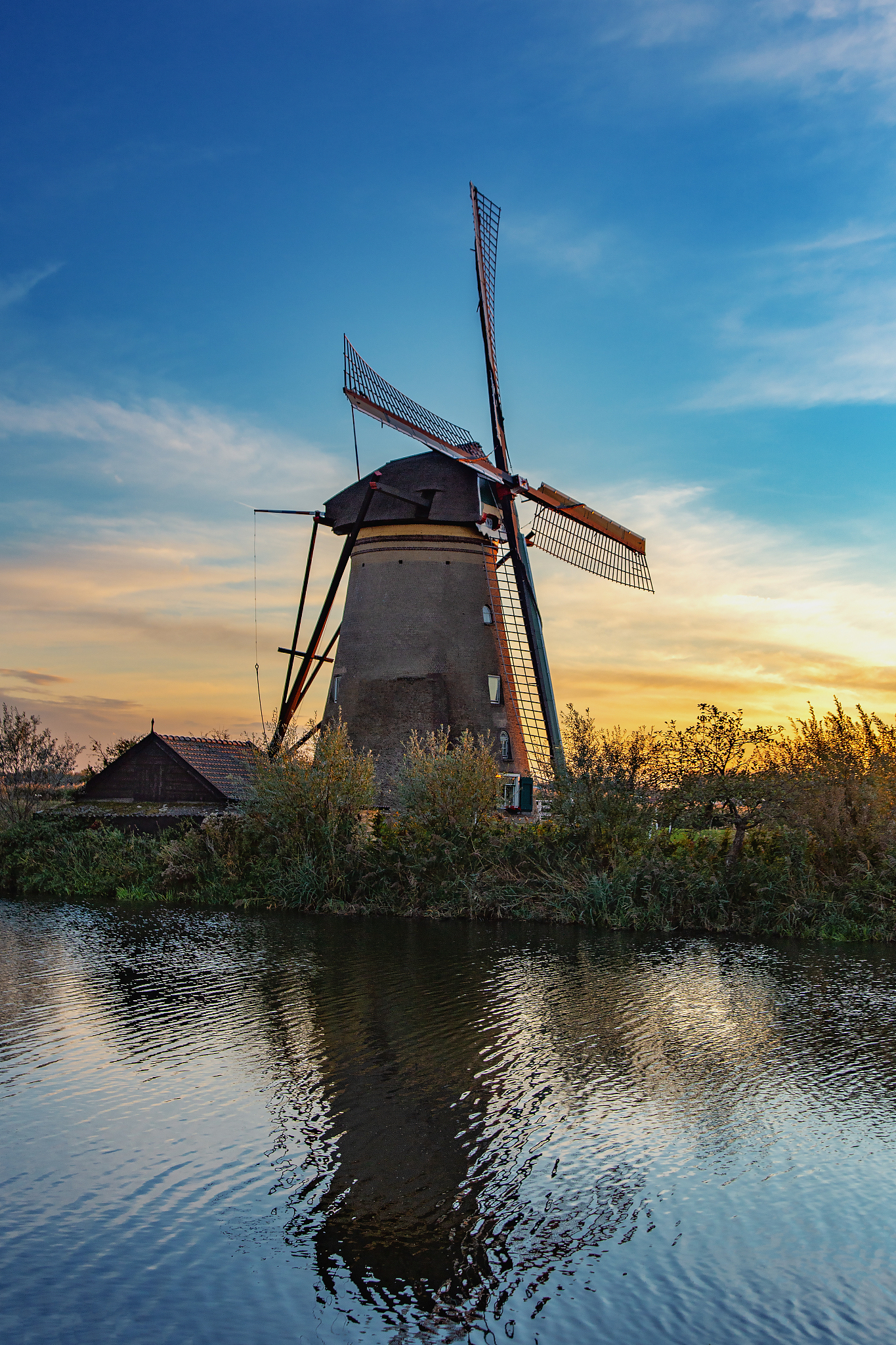 the sunset view of traditional dutch windmill in kinderdijk, net