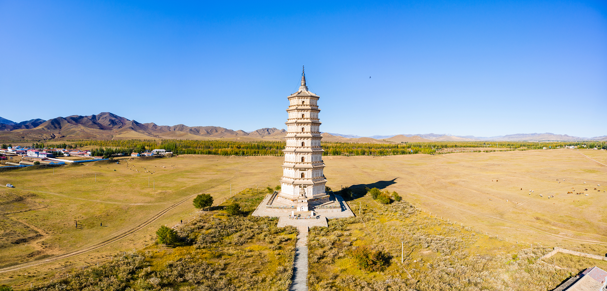 晴空下的契丹庆州白塔,拍摄于内蒙古赤峰市巴林右旗索博日嘎镇