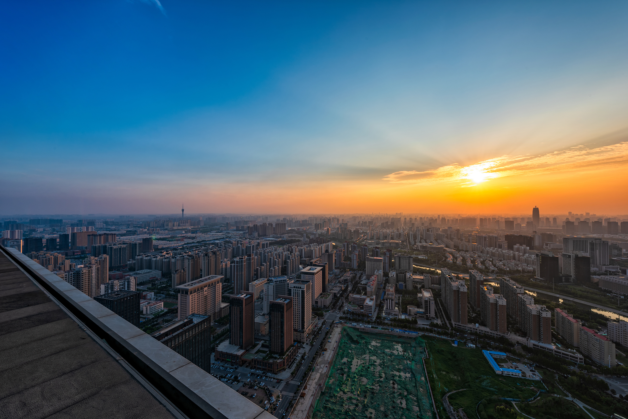 亚洲中国河南省郑州市高视角城市风光全景图