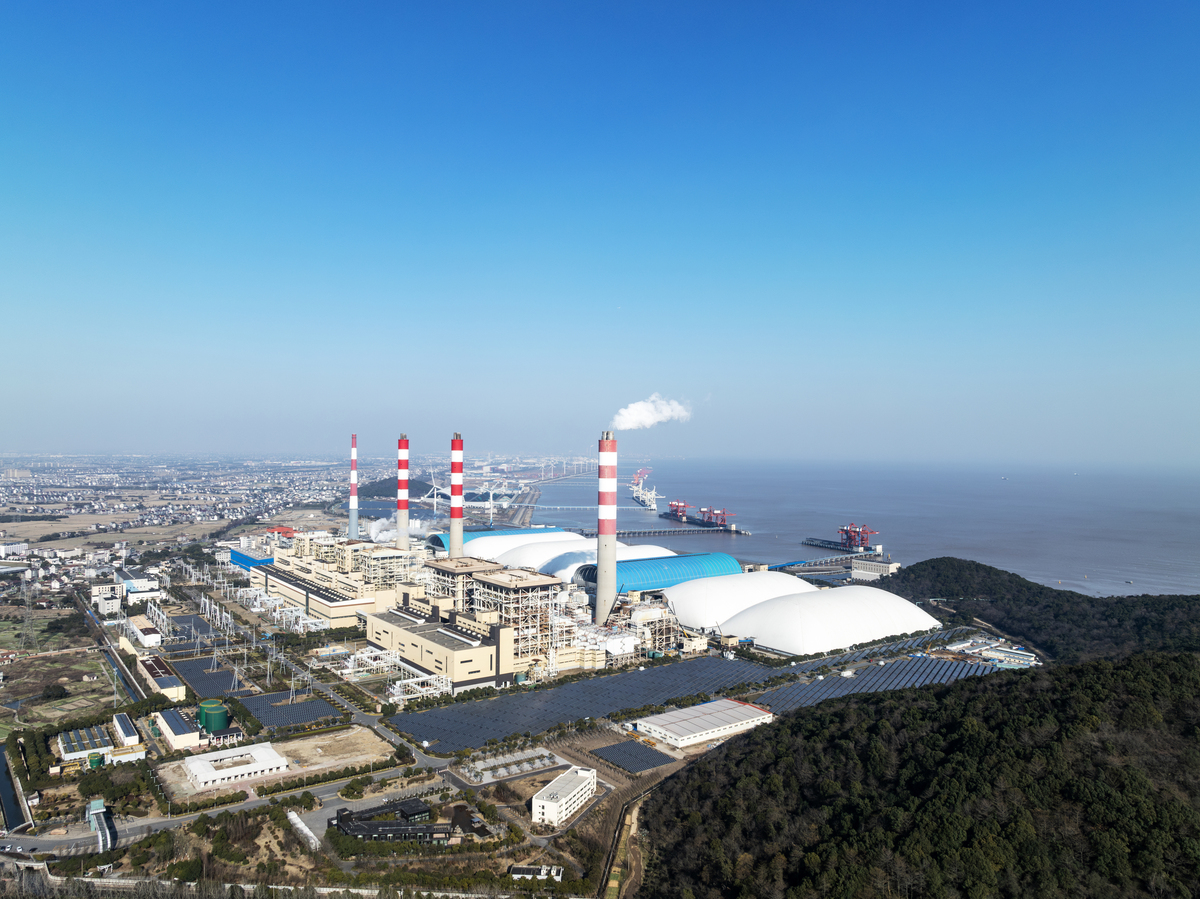 继1991年秦山核电站和1994年大亚湾核电站建成投运后我国又先后建设了秦山二期、岭澳、秦山三期和田湾核电站形成浙江秦山、广东大亚湾和江苏田湾三个核电基地。请用自己的语言描述这段话