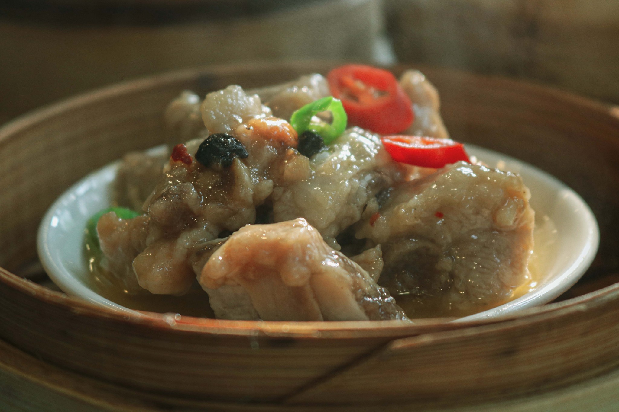 伪原创以下文案糯米蒸鸡翅这样做咸香软糯超好吃。鸡翅两面划几刀方便入味加料酒葱姜蒜生抽老抽蚝油盐白糖胡椒粉抓匀腌制入味。提前浸泡一晚的糯米沥干水分加老抽蚝油搅拌均匀鸡翅均匀的裹上糯米和玉米一起摆入蒸笼中上锅蒸30分钟左右出锅啦。哇塞好香喜欢点赞收藏。