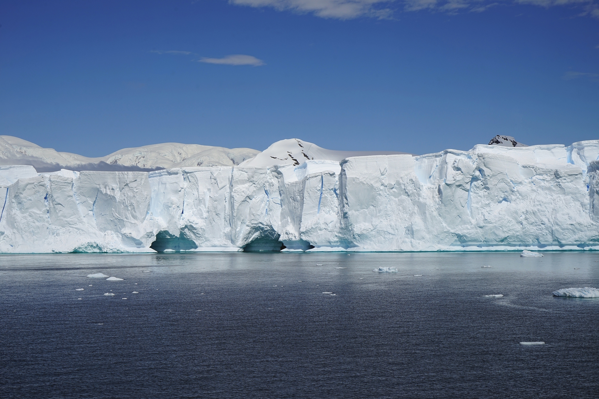 the ice wall is like white clay.