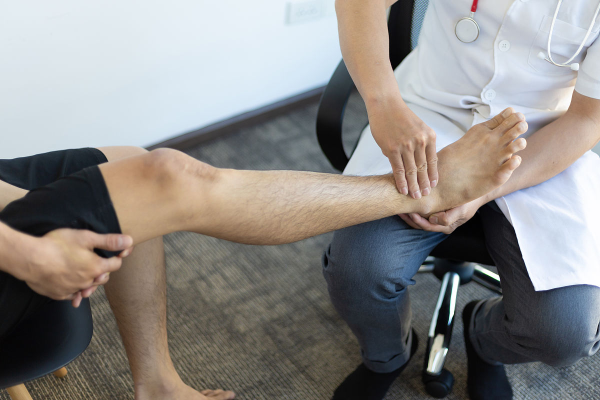 骨关节炎引起膝盖用手摸骨头晃动有声音怎么回事？