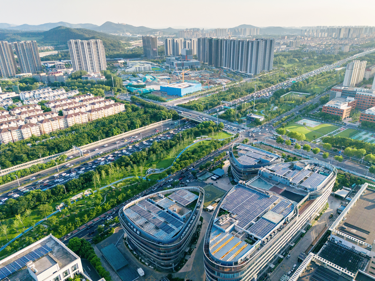 帮我写一个网络建设方案 项目地点是天津生态城智慧科技产业园起步区建设项目 要求涉及到前言 项目需求 字数 10000字