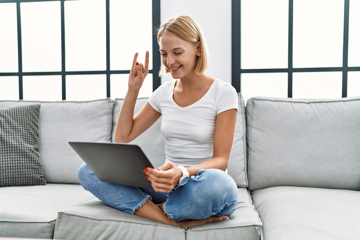 使用合适的设备与技术为聋哑人设计实时通讯工具使聋哑人可以与普通人正常交流