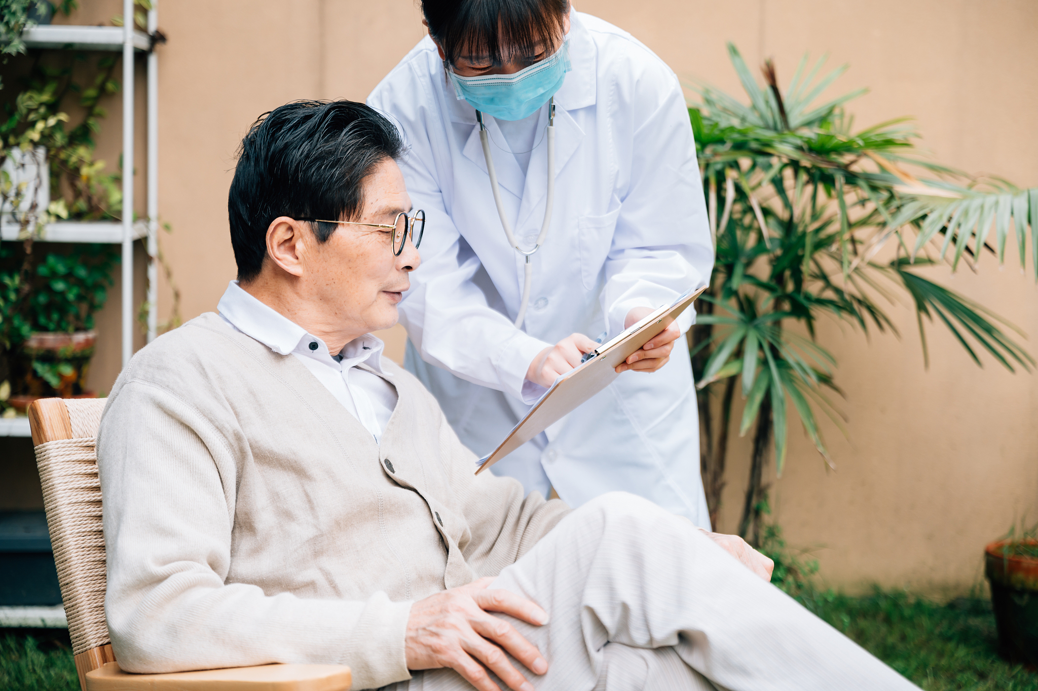 亚洲老年男性和医生