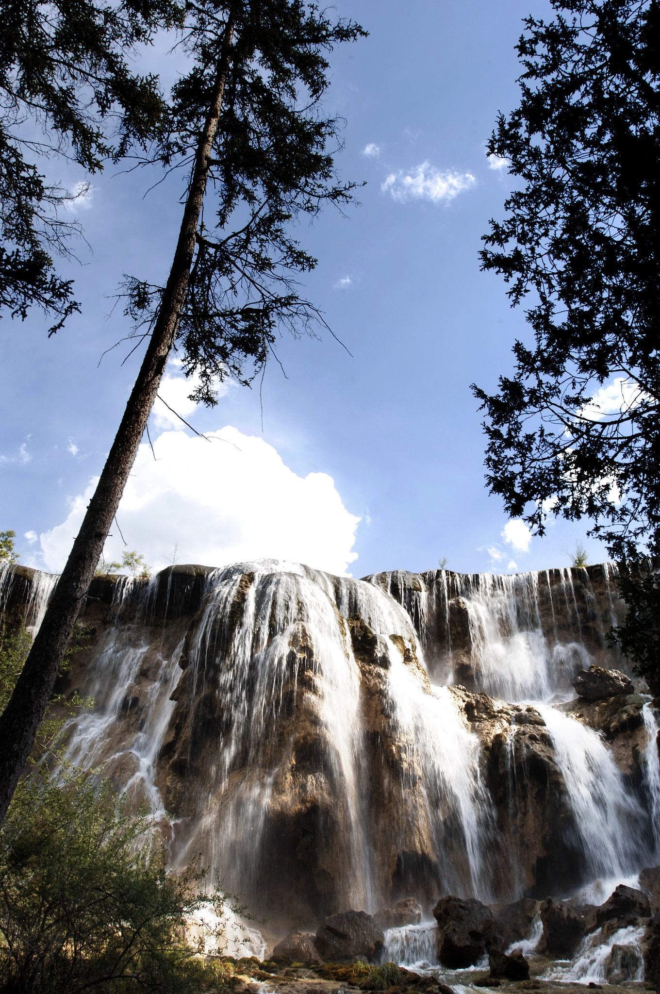 请以50字描绘九寨沟的瀑布