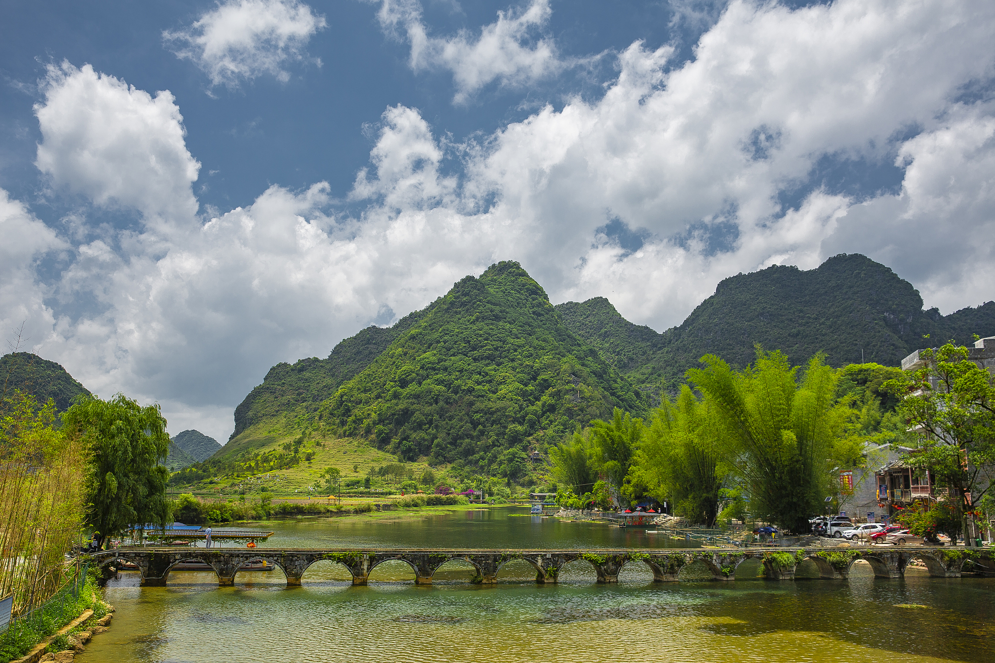 自驾游 一家三口 桃花 黄昏 丘北县小吃 普者黑景区 花海 三生三世附近仙人洞景区骑水牛的的人 米线 炸猪皮 凉粉 价格优惠 麻椒鸡 烤鸭 手工雪糕 麦田 绿化带水果琵琶 写一篇视频文案
