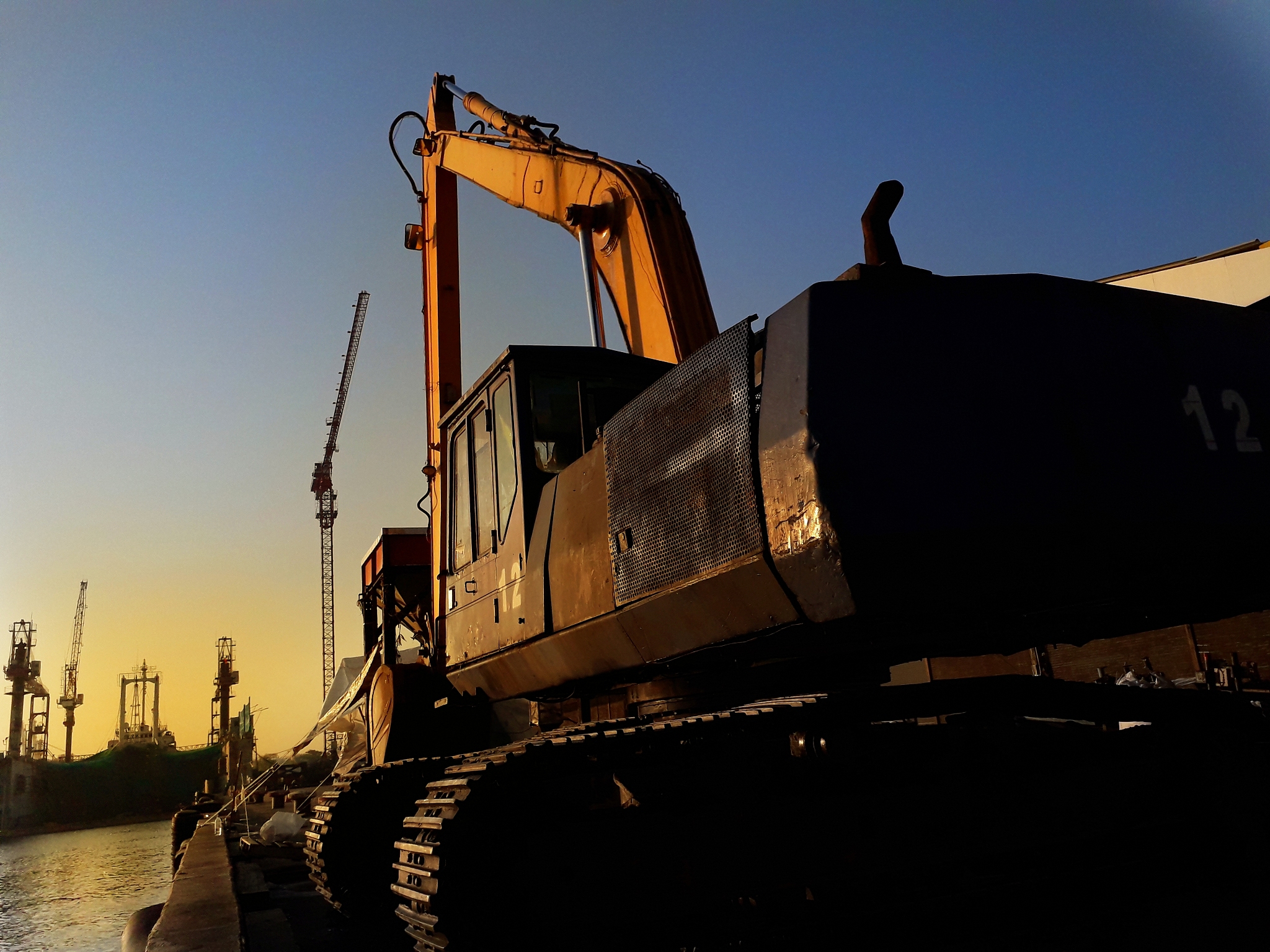 起重机吊着重物在距离地面1米停留半小时属于什么性质