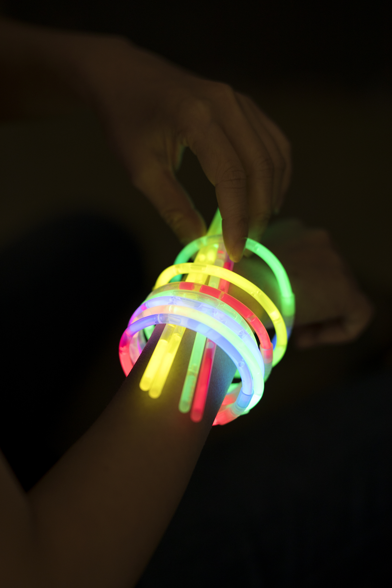 糖果发光实验的原理是什么？糖果发光实验的原理是化学发光原理。在实验中糖果中含有的化学物质与氧气反应产生能量激发荧光染料发出荧光从而实现发光效果。具体来说糖果中添加的化学物质通常是过氧化氢或过硫酸盐当它们与糖果中的荧光染料接触时会发生氧化还原反应产生能量激发荧光染料发出荧光。这个实验有危险吗？