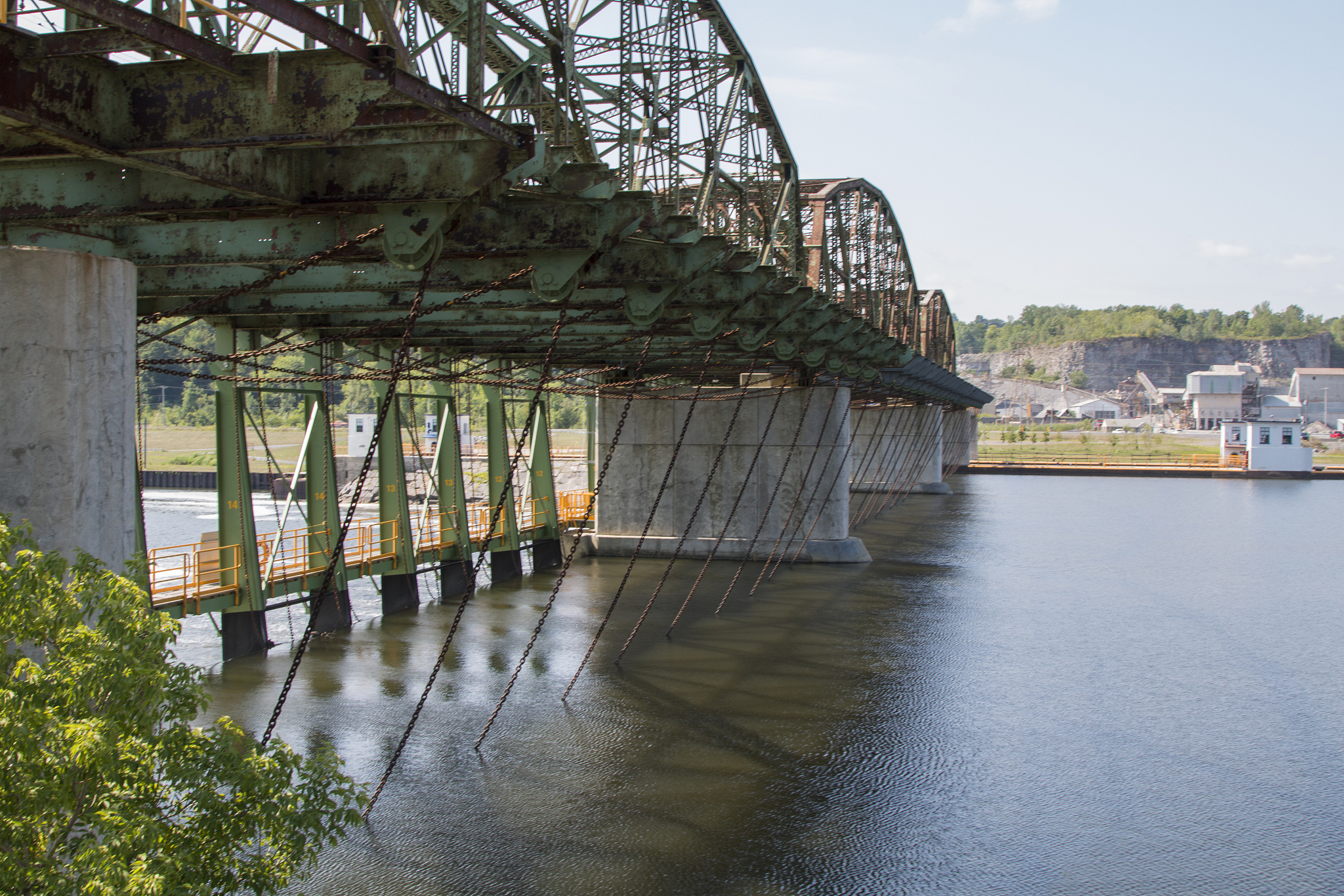 Revise the paragraph tell me any mistakes analyze and score the paragraph out of a full score of 100 pointsWhich of the following two paragraphs is better and why Analyze and score them separatelyThe