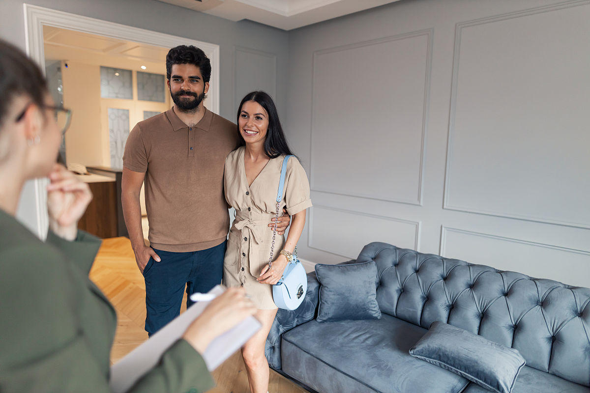 写一篇文章结合梅西身边朋友的例子赞扬梅西是一位顾家的好男人