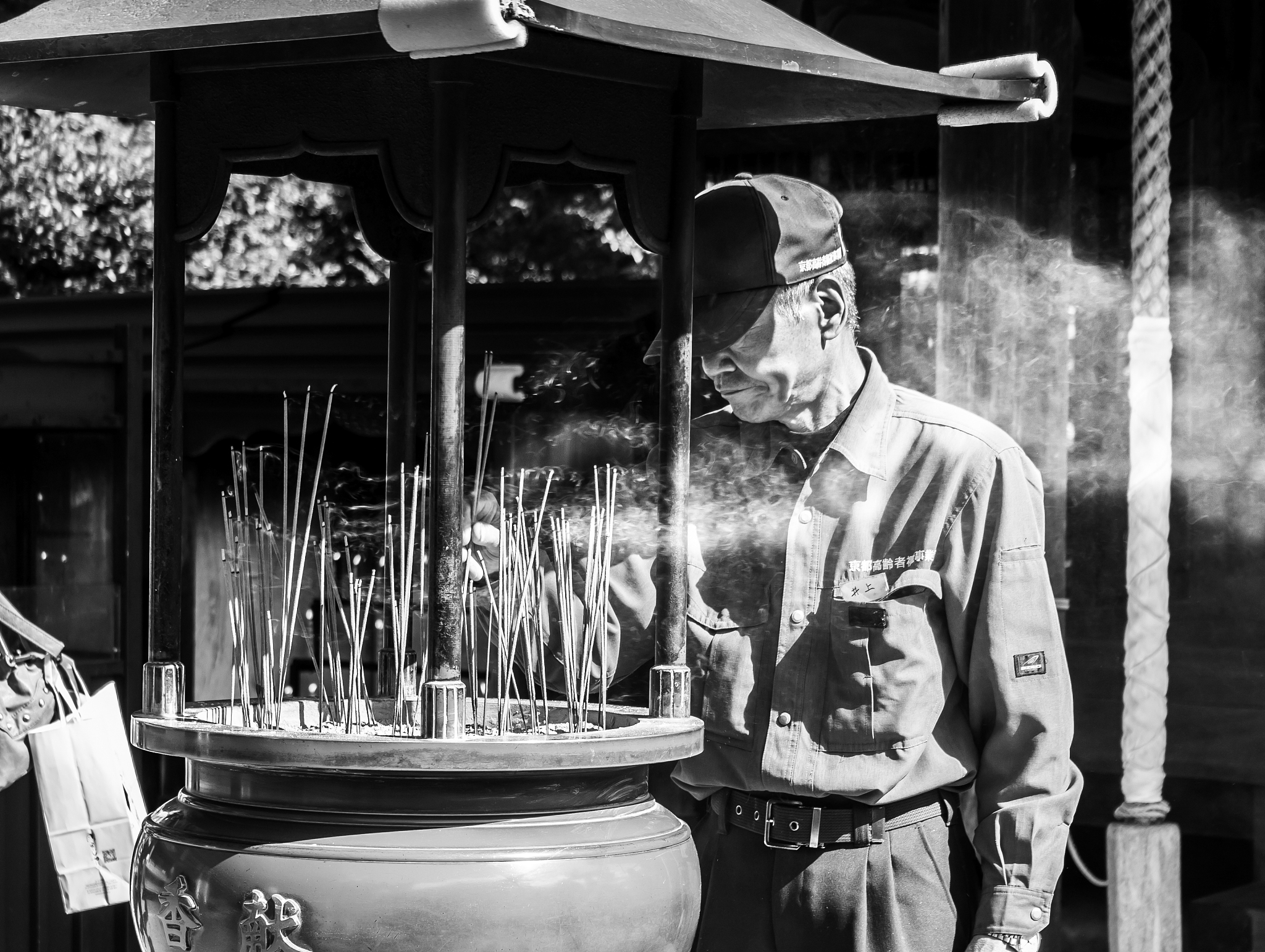 为什么我们会失却最基本的道德规范呢为什么我们会遗忘关爱之心、利他之心呢答案很简单因为大人没有教育孩子。第二次世界大战已过去六十多年可以说这一代日本人几乎没有受到任何道德教育。我受过战前教育对这个问题深有体会。过分强调尊重孩子的自主性结果变成放任自流。只给自由但与自由结对成双的义务却几乎不教。做人最起码的道德参与社会生活的最低限度的规则我们都严重地忽略了。自古以来传授这种生活指南、人生哲学依靠的是宗