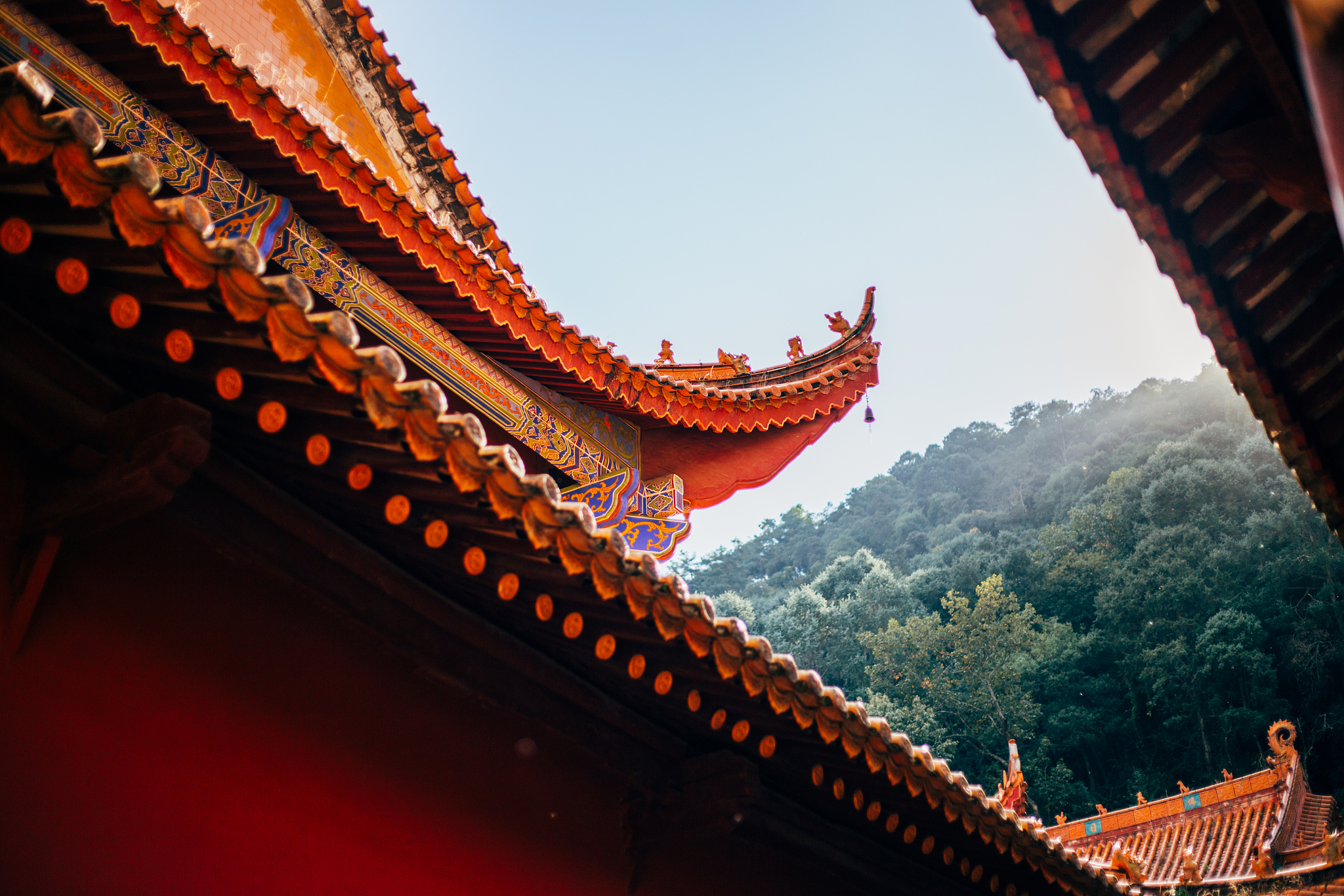 宫殿天空与山