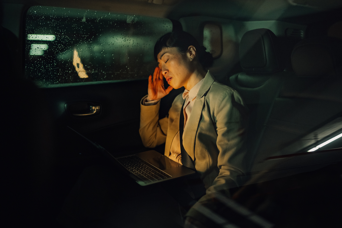 一名压力过大的女商人,在雨夜通勤时,在车内因职业而