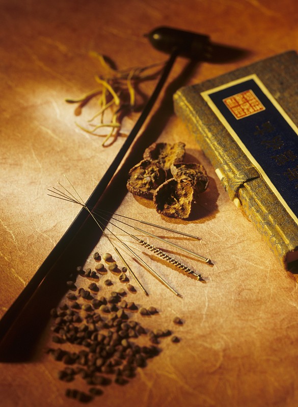 我是东莞市的一名高三学生我需要一篇以我身边的中医药的500~1000字的记叙文重点讲述家人与中医药相关的生动故事。