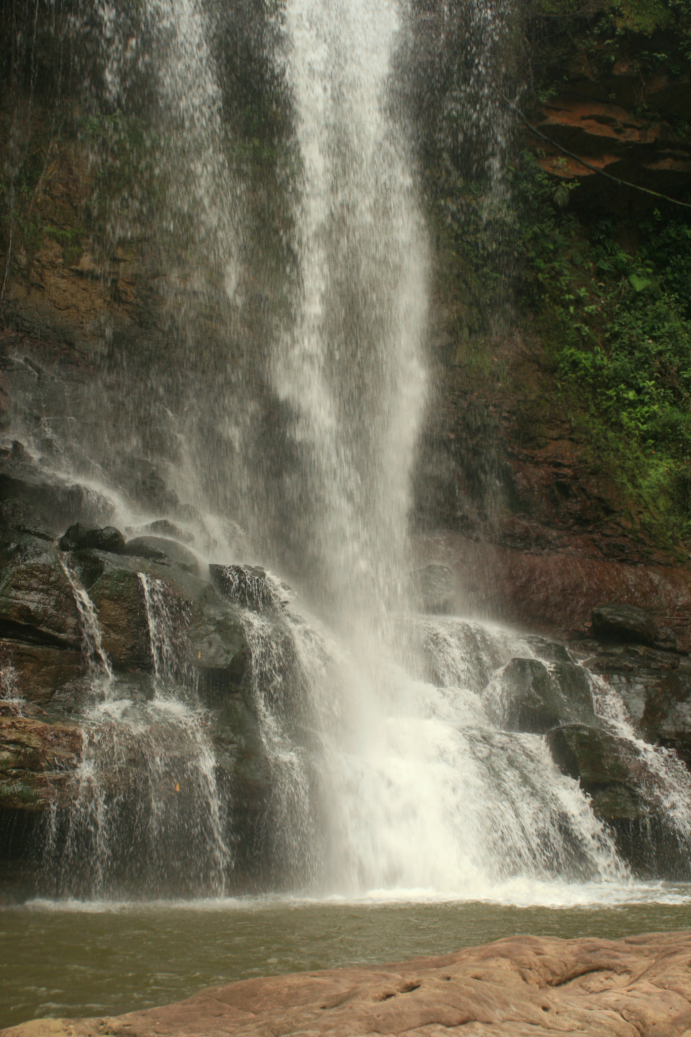 请帮我翻译下文为英文并补充使其更有文化：飞流直下三千尺
