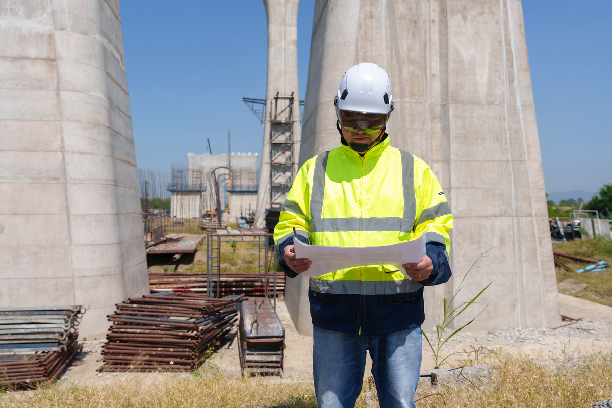 安全帽识别：基于视频流的智能图像识别对人员位置进行判断后对安全帽进行识别和分类；反光衣识别：识别视频内的人员是否穿着指定工服主要通过识别人员位置后通过人体区域的特征分类来进行着装预定。测试步骤