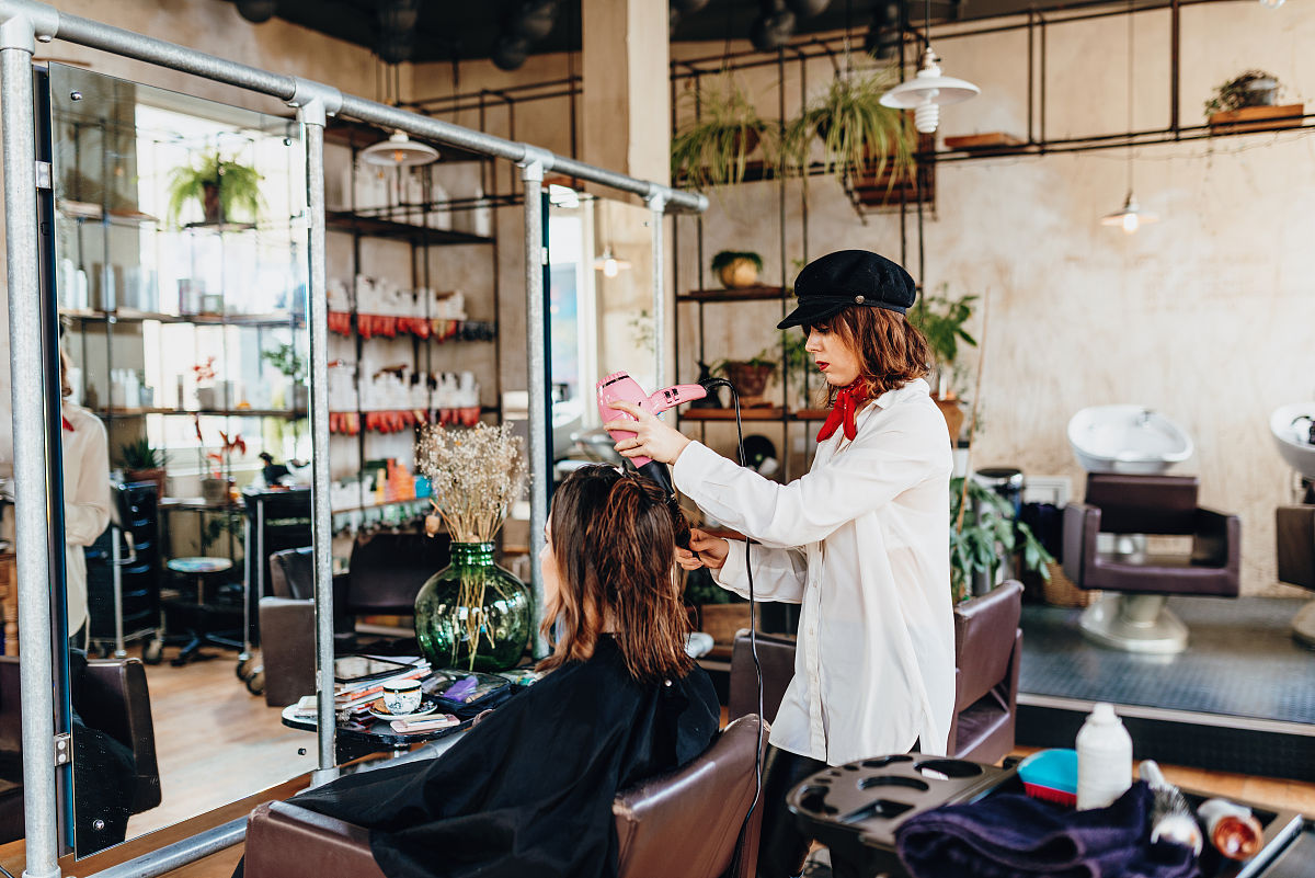 現代簡約時尚高雅美髮沙龍 | 洗頭區、公共理髮區、VIP接待室、VIP室 | 體驗奢華髮型設計