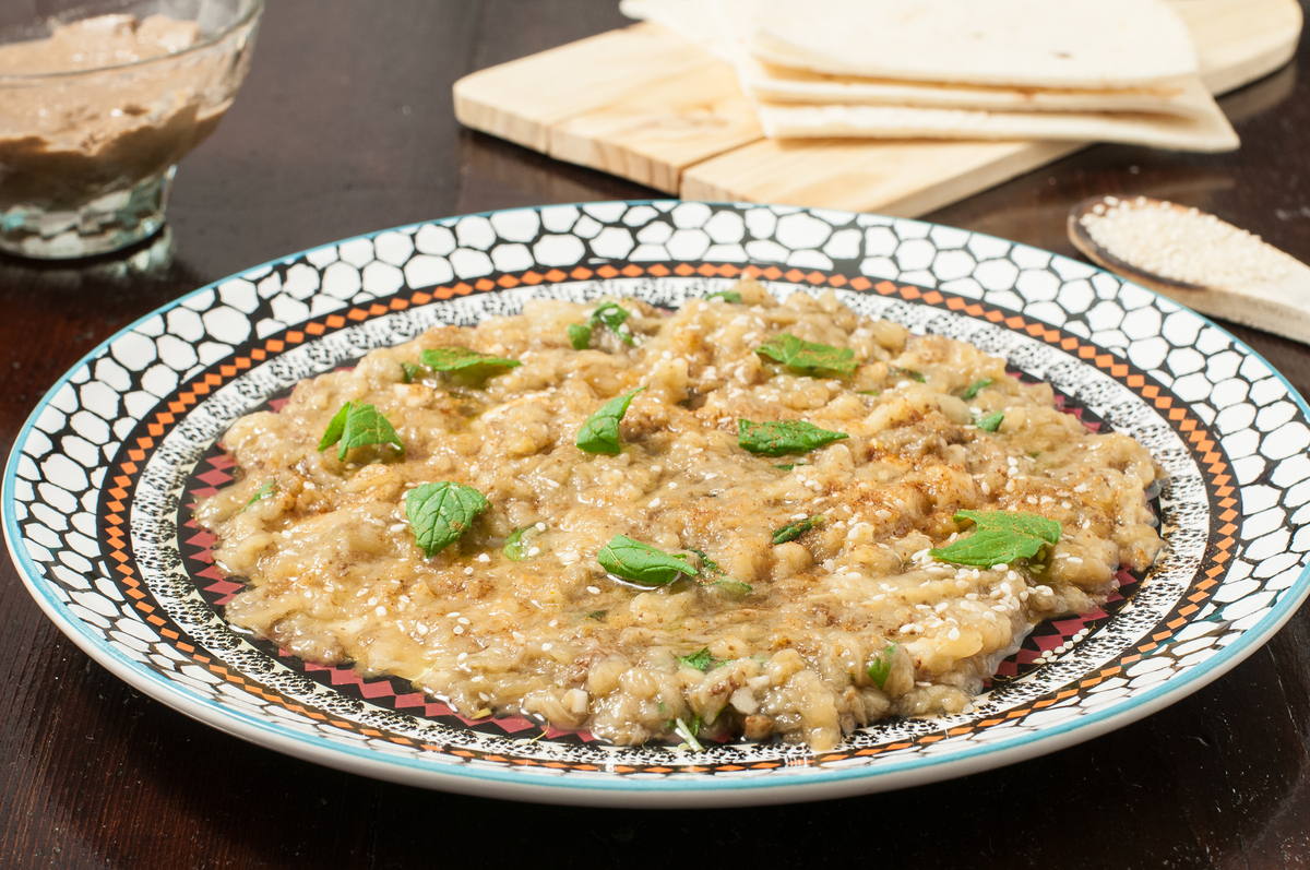 紫茄子2、青茄子1、紫圆茄、大龙茄子、花茄子、长线茄、青茄子2、紫茄子1、圆茄子1、圆茄子2销量分别为13602001、3516763、7658、1167218、101379、2496413、190522、297158、4981、1047689千克将他们进行相关分布规律分析。