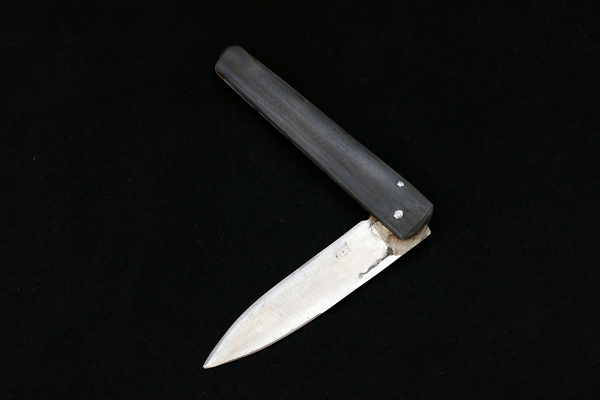 a small pocket knife, a small shepherd's knife,
