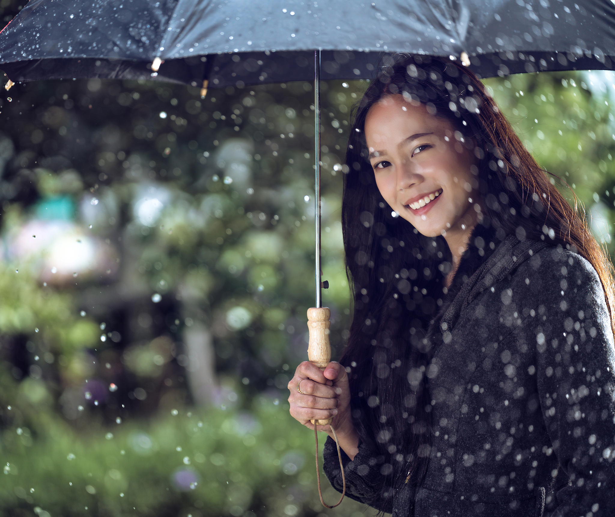 雨中的爱情：手牵手，风雨同舟