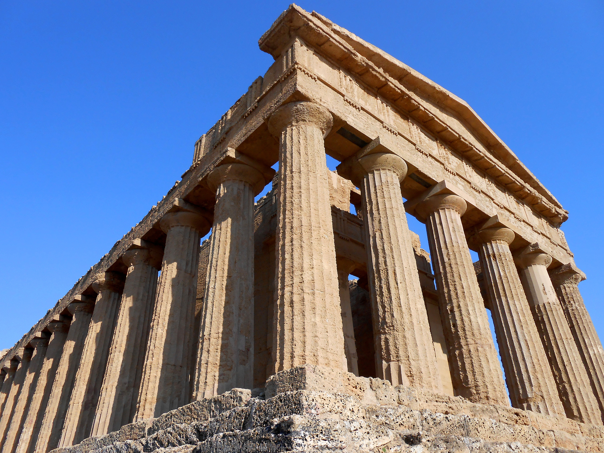 古希腊建筑艺术成就：序列风格、精湛工艺与比例对称