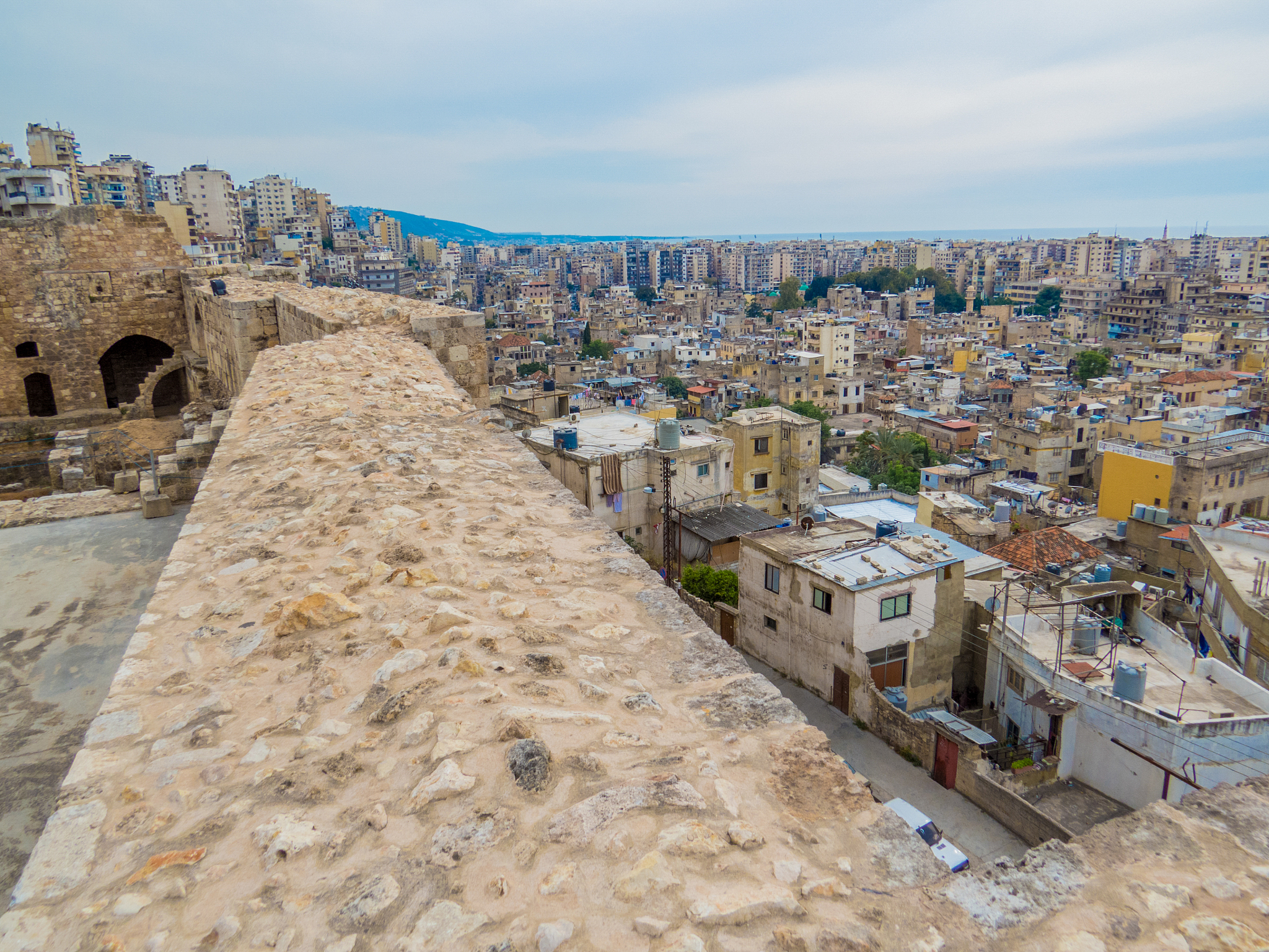 我会去黎巴嫩旅行因为它具有宗教和种族多样性。他们也有有趣的文化。我会去埃及和巴西旅行。巴西拥有自然美景多样性独特的自然和多样性