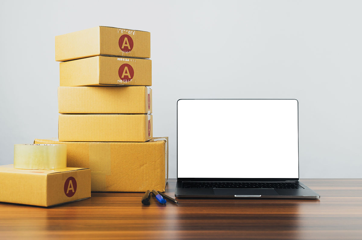 你好有什么可以帮您的吗？帮我新建一条从零开始赚钱的计划好的以下是一些建议：1 确定你的目标：你想赚多少钱？在什么时间内实现？2 找到一个赚钱的领域：你可以选择自己擅长的领域或者市场需求大的领域。3 制定一个详细的计划：列出你需要做的事情和时间表包括学习、市场调研、产品开发、宣传等。4 找到合适的资源：你需要找到合适的人才、资金和工具来实现你的计划。5 坚持不懈：赚钱需要时间和努力不要轻易放弃坚持执