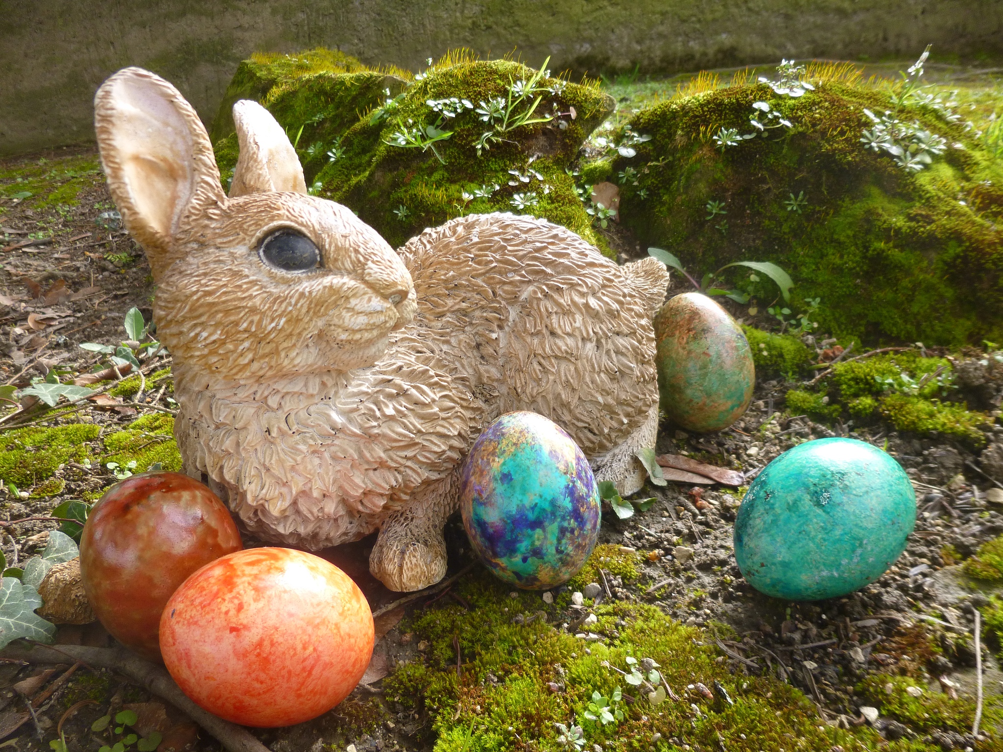 用一个6岁学生的水平写一篇英文作文内容包含Easter、brown、garden、pick up、Easter Bunny、color、hide、look for、got