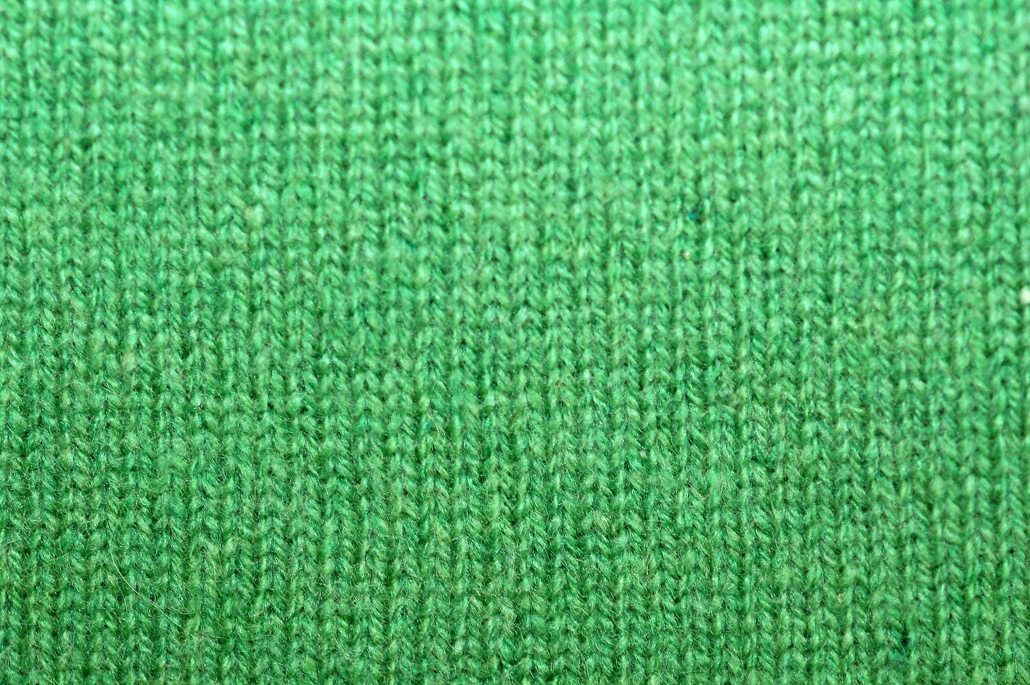 帮我撰写一篇关于秋天的美文以描述服装新品为主题的文案。服装类型：焦糖色厚实感网纱拼接连衣裙毛绒白色气质感无领保暖外套绿色针织开衫外套