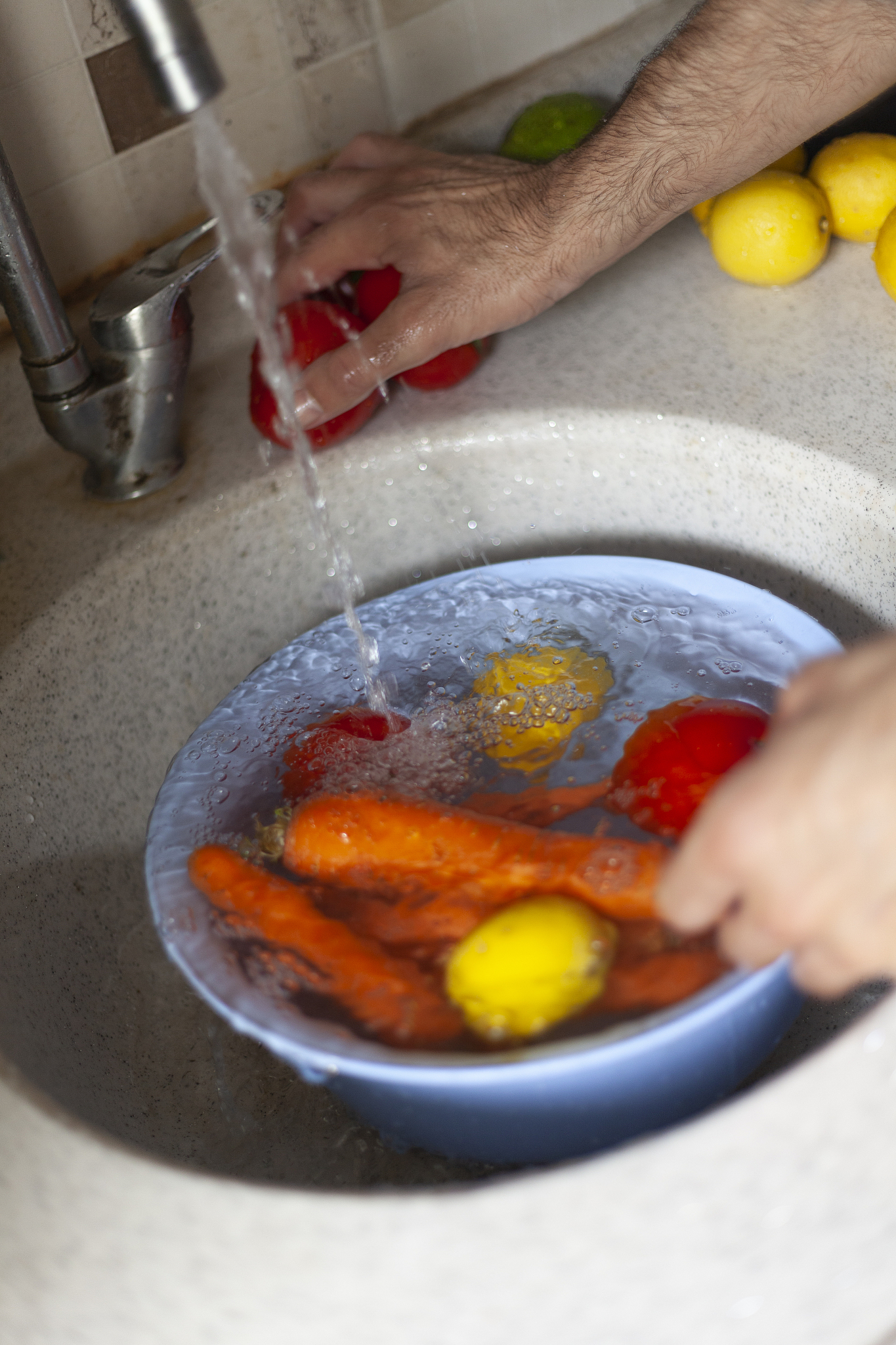 如何去除干掉的黄番茄汁污渍？