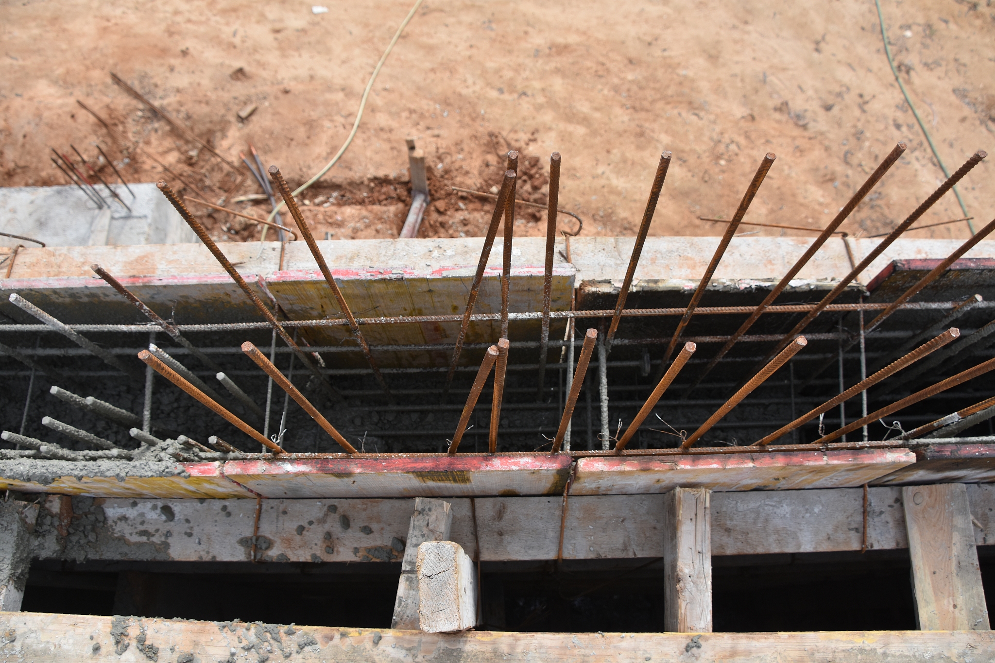 看哔哩哔哩大型钢管混凝土结构内部缺陷的机理性能控制视频写一篇1500字的总结报告