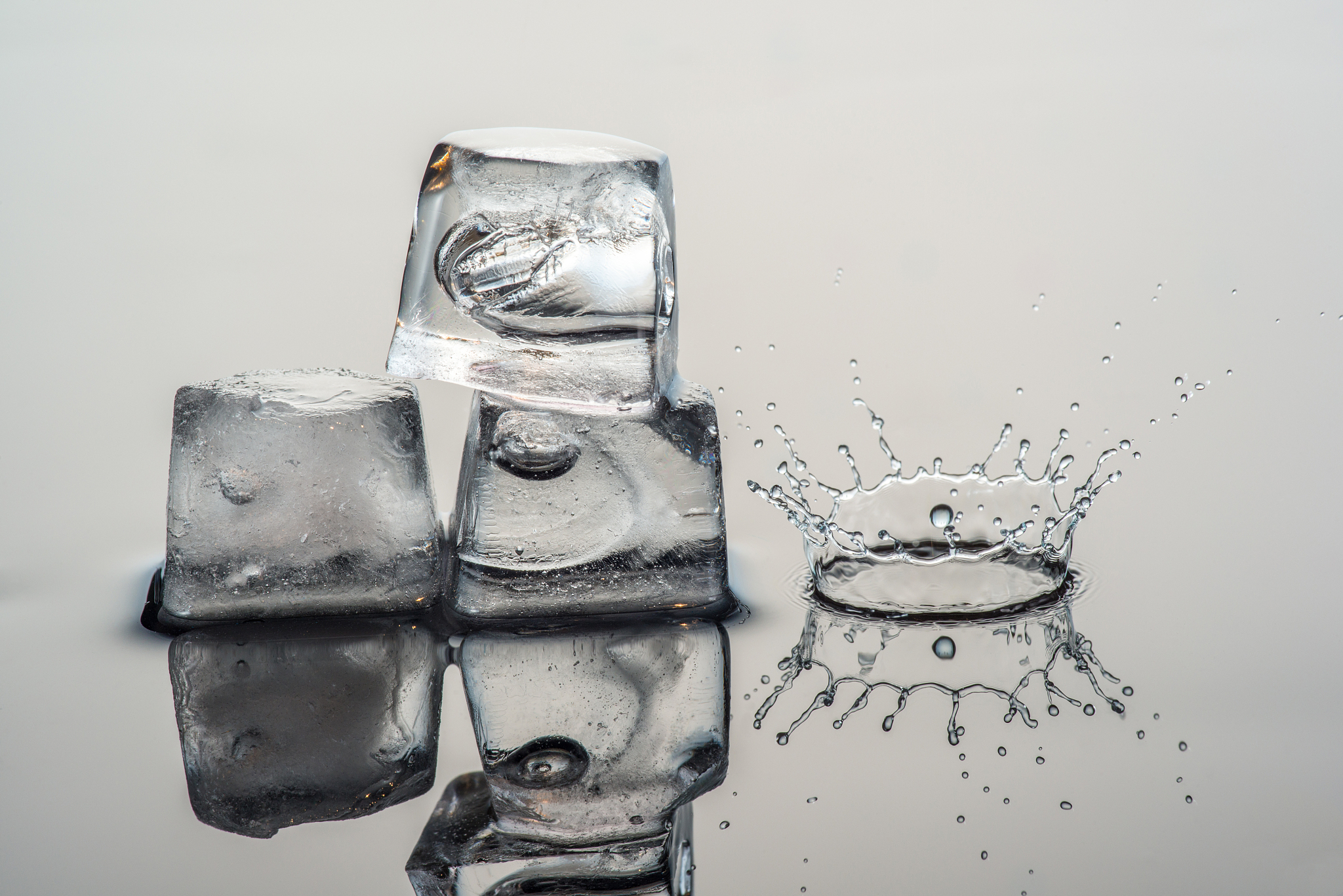 一块冰浮在盐水中冰融化后其液体将上升还是降低还是不变还是无法判断