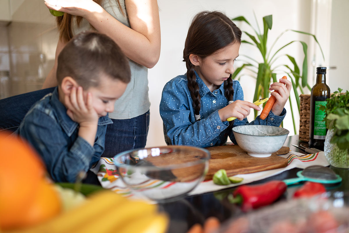 你现在身份一名老师现在要文章参赛文章主题强调创意实践请参照《回归自然的小当家生活环节的实践思考——从大班幼儿的自主用餐谈起》进行拟题创造题目一定要新颖、具有诗意性