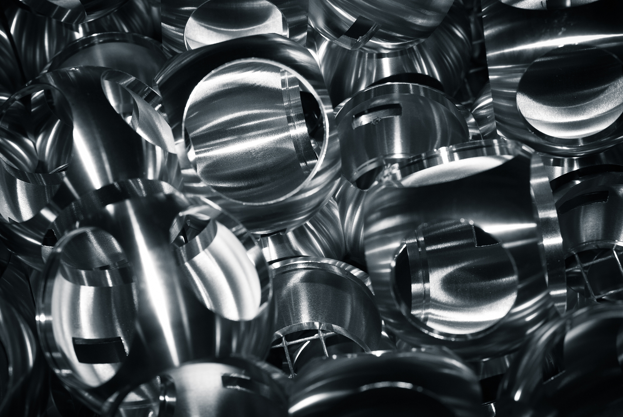 2000字简介铁基合金或铁钴合金镀层的优势和应用范围再指出电镀铁基合金或铁钴合金存在的主要问题接着引出复合电镀说明二氧化锆再复合电镀中应用的广泛性最后引出本工艺说明本文的主要研究内容和主旨如将ZrO2作为第二相复合到Co-Fe合金中的主要目的是什么？为了提高哪方面的性能或缓解哪方面的缺陷