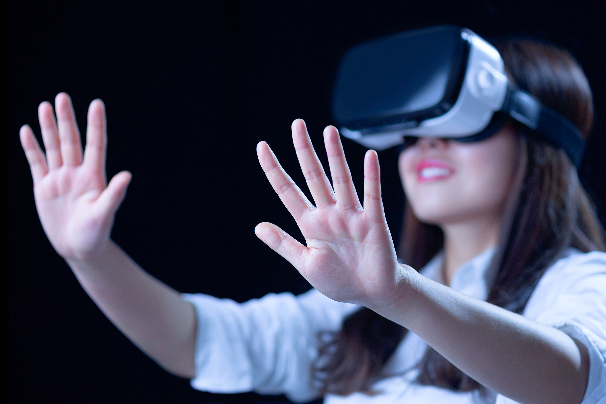 游戏自由度特别地高玩家扮演一名在校学生体验多样校园生活超多的场景地点让你去探险整体的操作难度极其的小。大学生活似乎很有趣回到过去重温这段记忆去体验你的二次元校园冒险。下面小编就带领大家一起往下看看在哪里可以下载到这款樱花校园模拟器中文版游戏吧。续写这段话