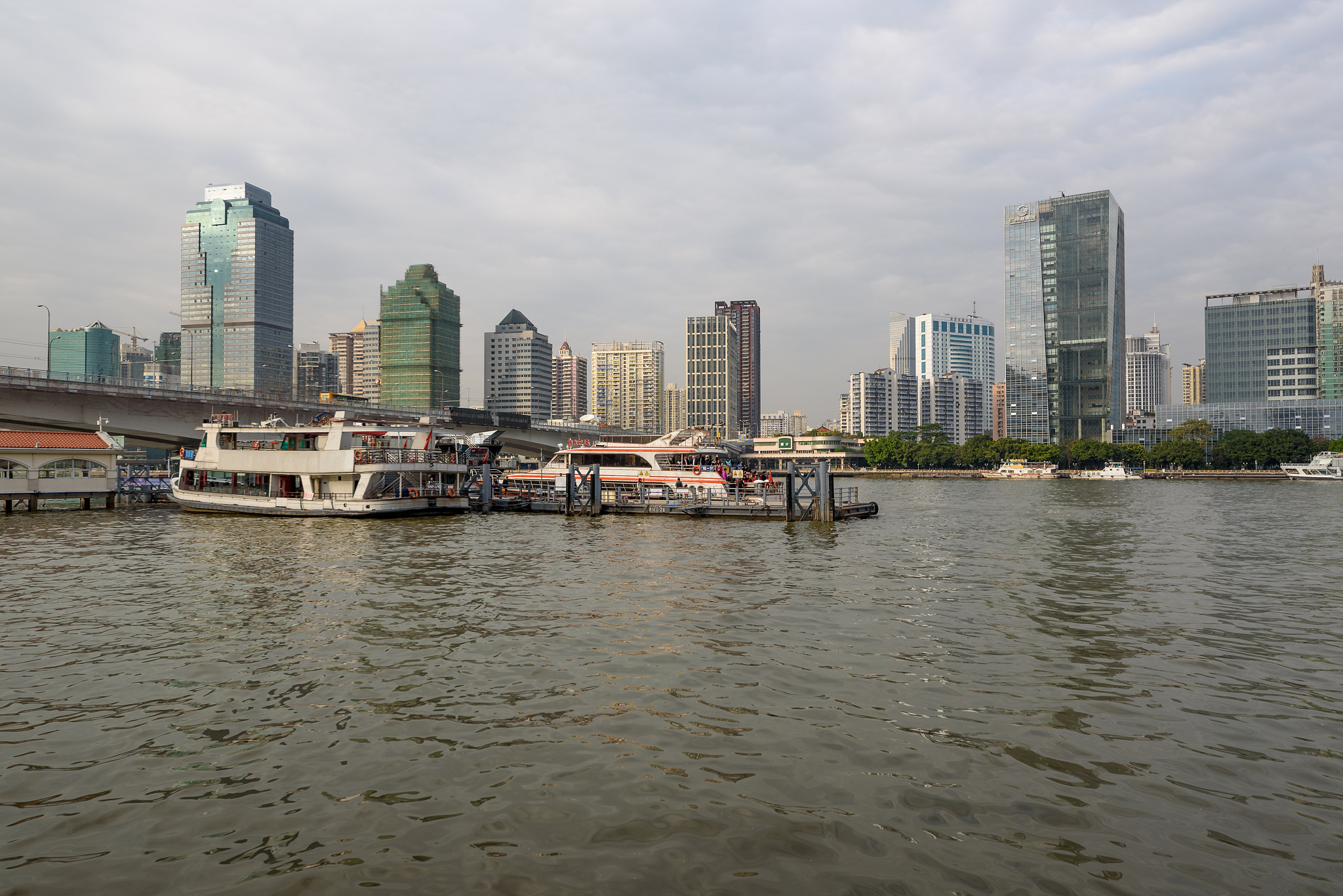 广州市荔湾区与海珠区有哪些渡口帮我用210字详细描述