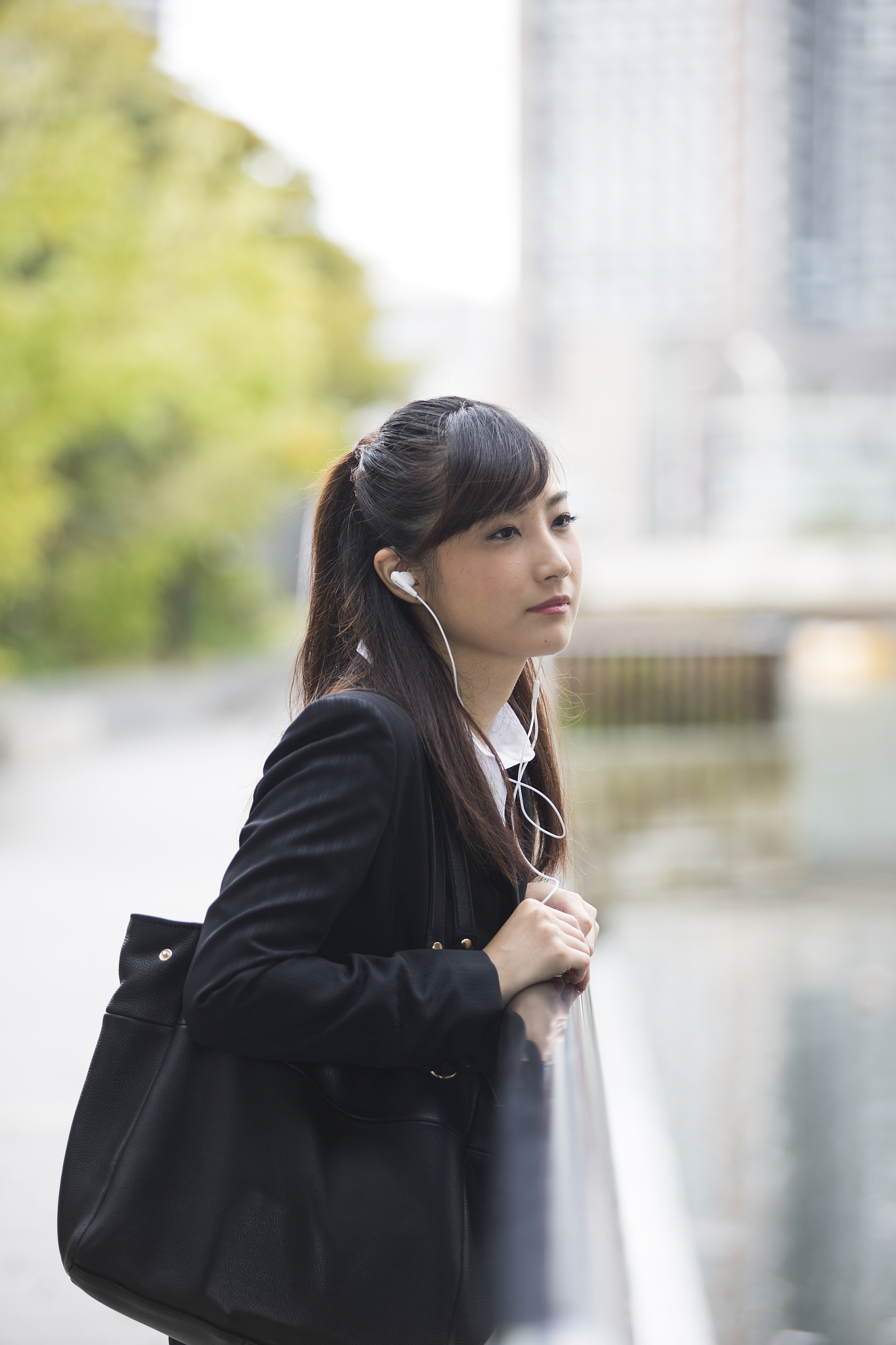 women listening to music with earphones