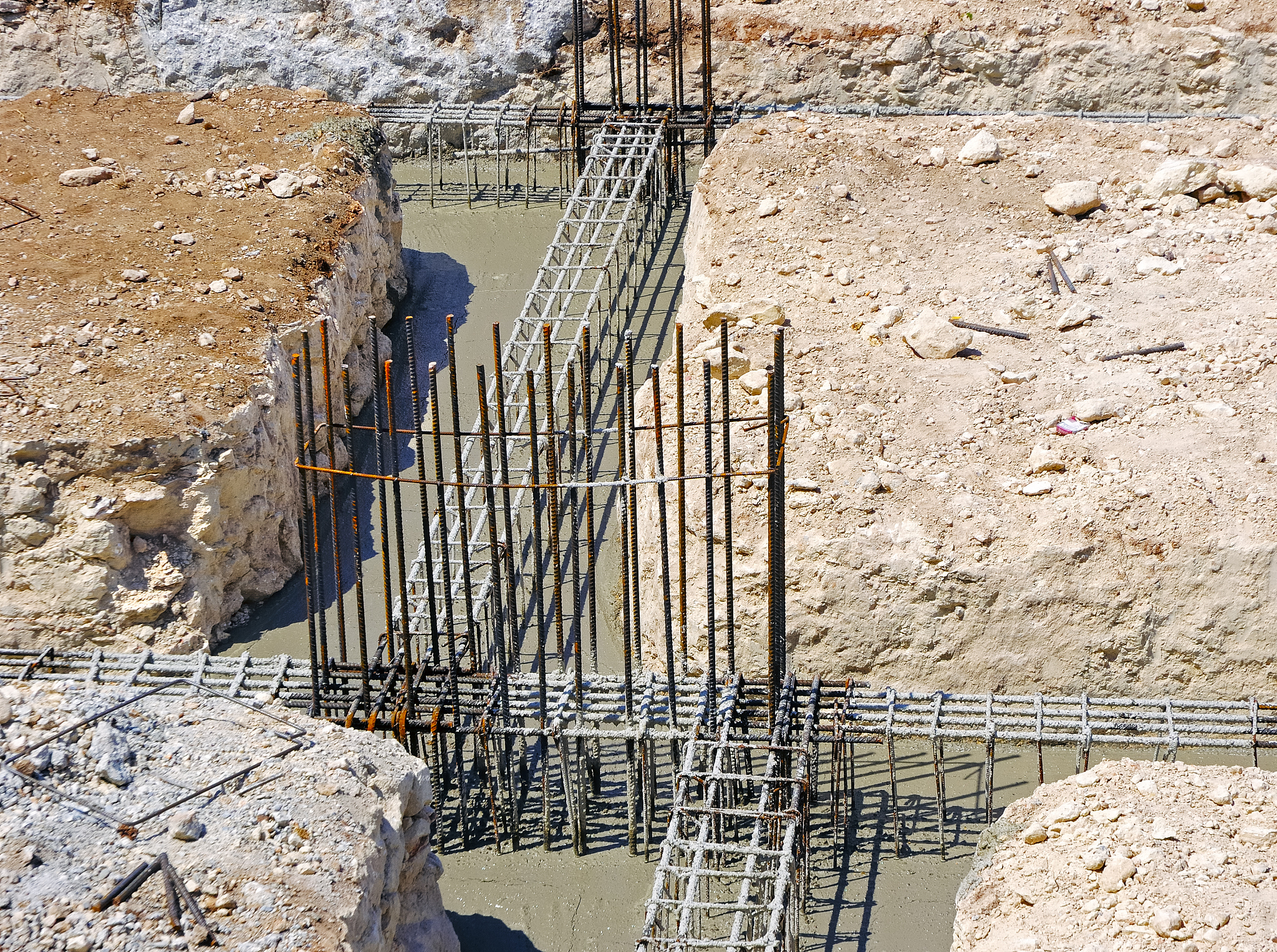 地下工程围岩稳定性分析及洞室群轴线优化建议