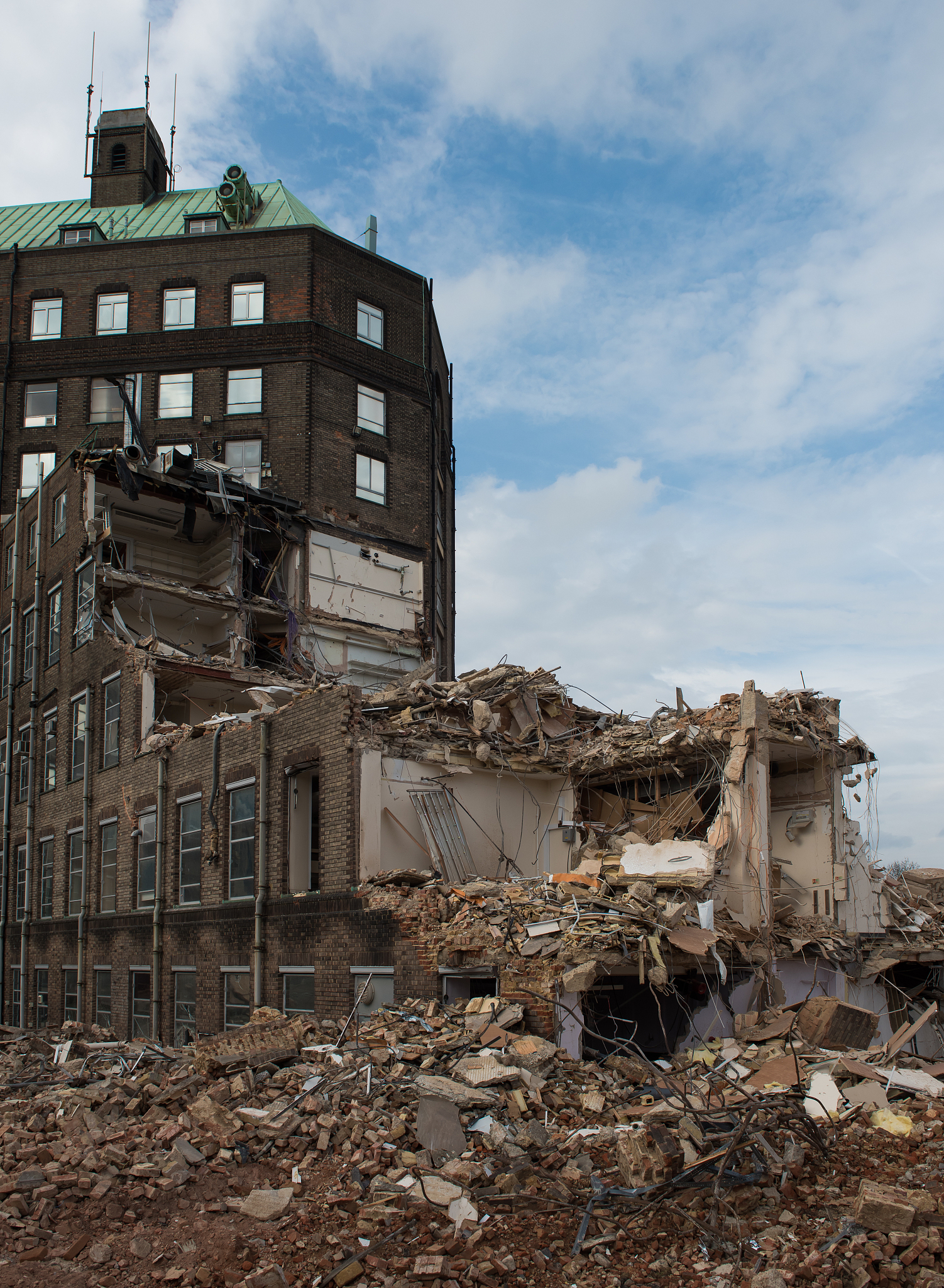 公元2262年。 在一个阴暗的下午某个不知名的小城市。 这个下午云层特别浓厚光线很灰暗没有一点太阳城市里几乎没有高楼大厦。这个城市和往常一样运转市民们都在正常工作。就像往常一样他们都在做自己的事情。学习的学习工作的工作和往常的日子一样平常没有什么特别之处。直到有一天一位不速之客的到来改写了这座城市的历史…… 在城市郊区的马路上3级大风正在刮着气温不冷也不热。马路