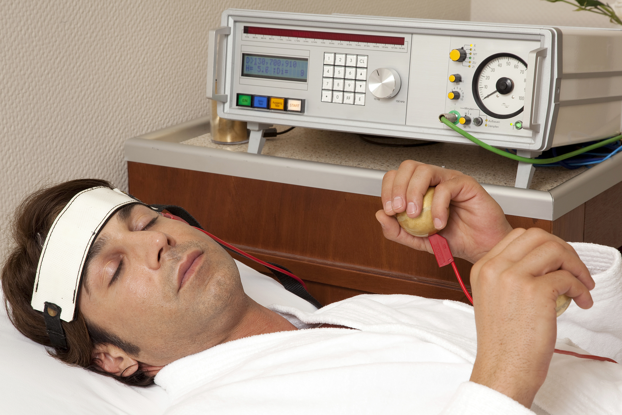 基于伪反馈的微波热疗系统建模与辨识