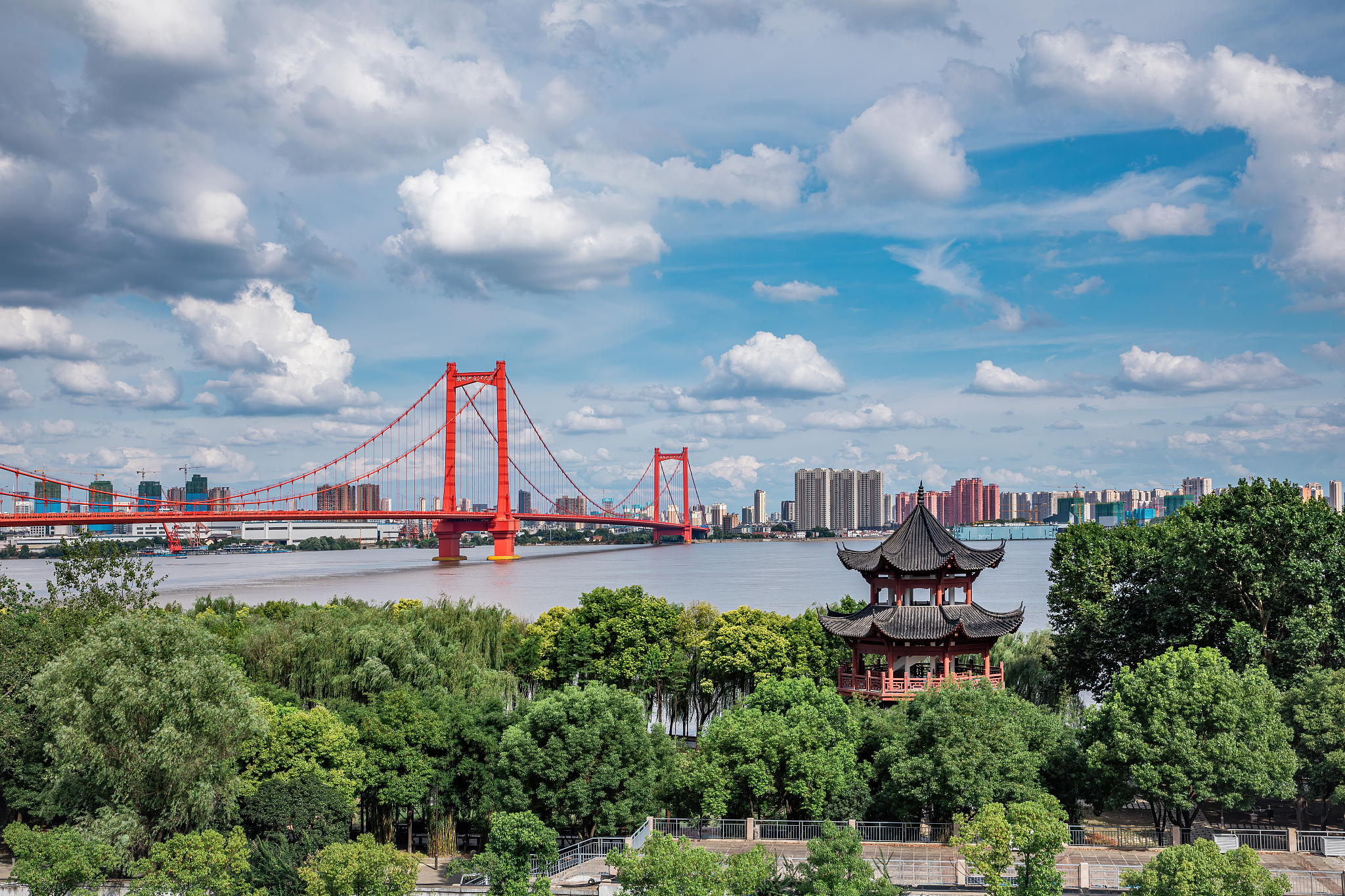 武汉市鹦鹉洲长江大桥与烟波亭